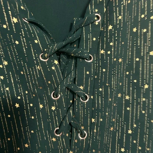 BloomChic Emerald Green Lace-Up Star Print Peplum Tunic - Picture 2 of 4